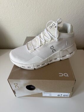 On Cloud women size 6 new